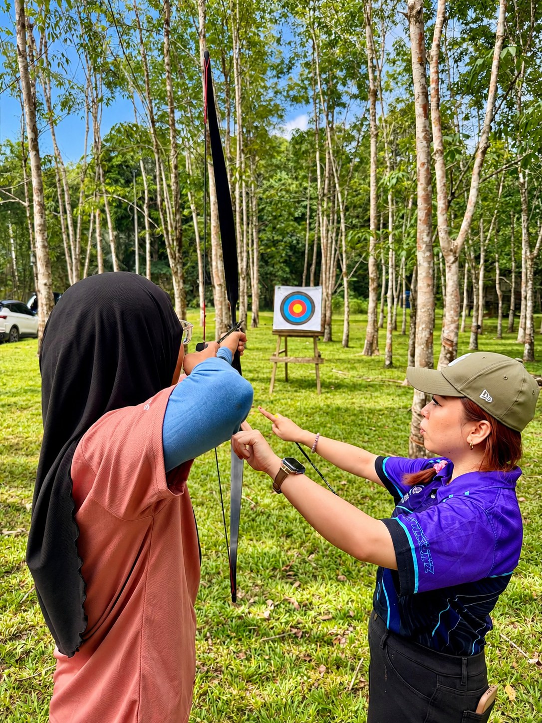 Aktiviti memanah bersama jurulatih di kawasan hutan