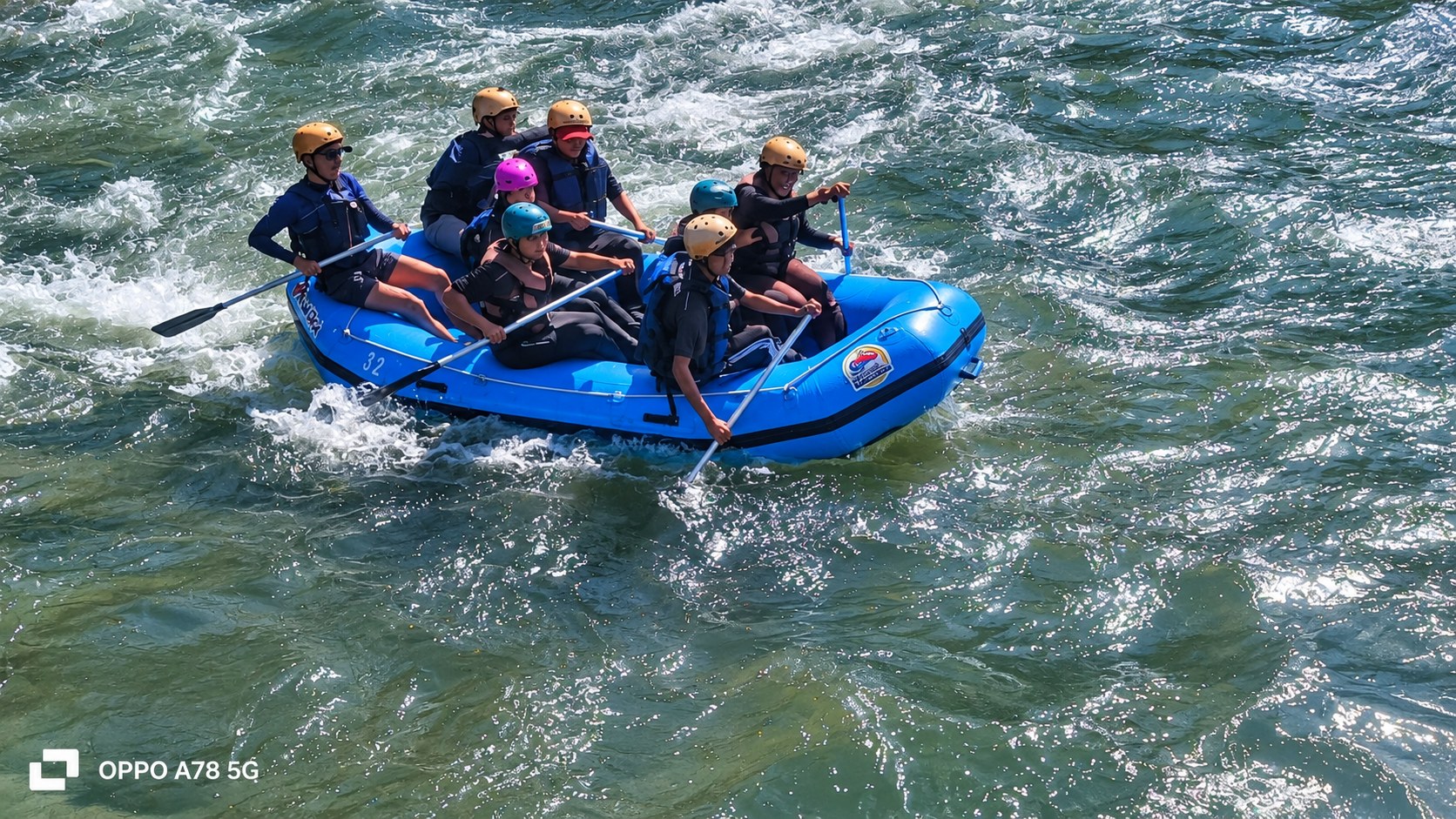 Sekumpulan peserta melakukan aktiviti rafting di sungai