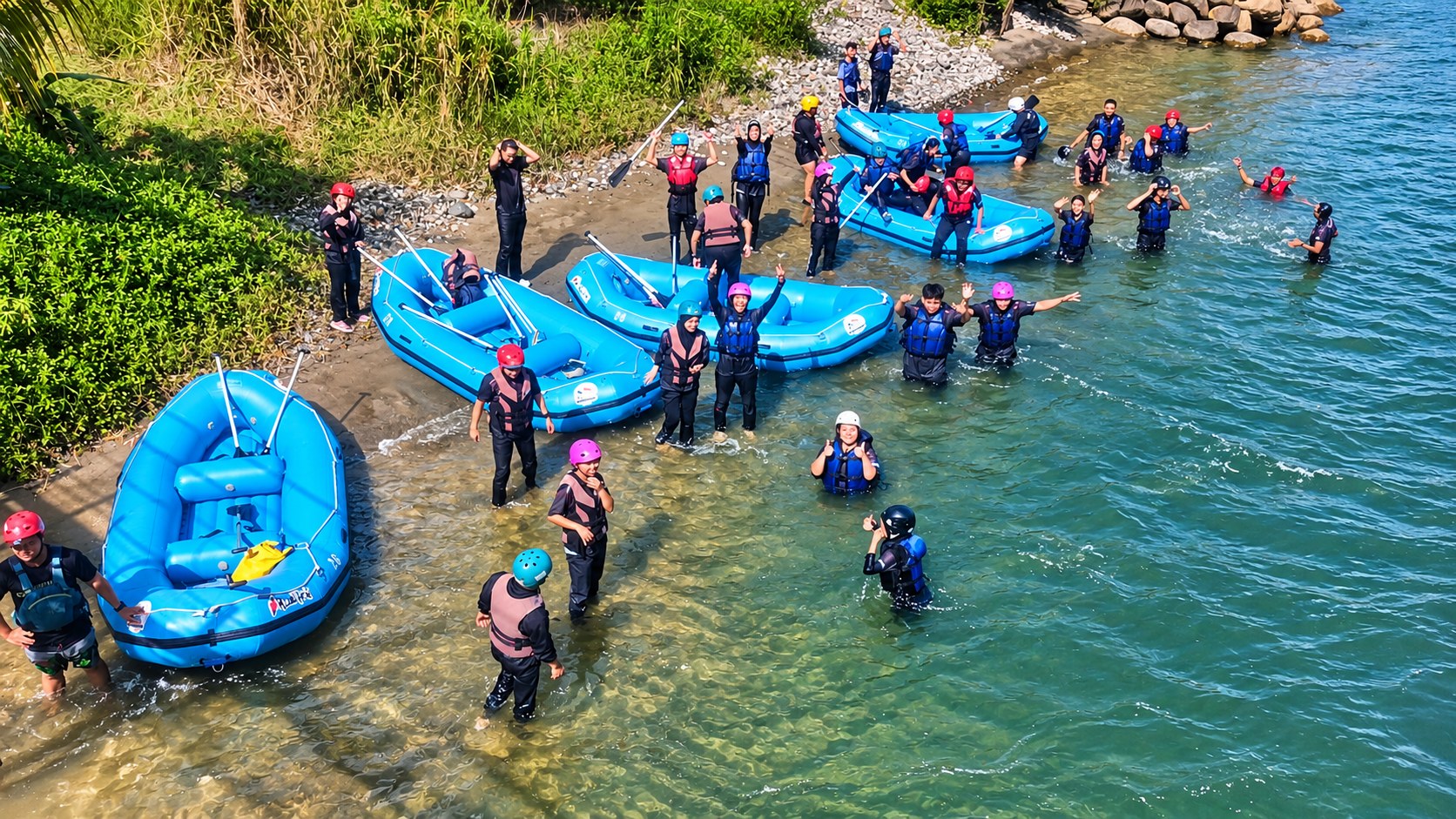 Peserta rafting berkumpulan di tepi sungai